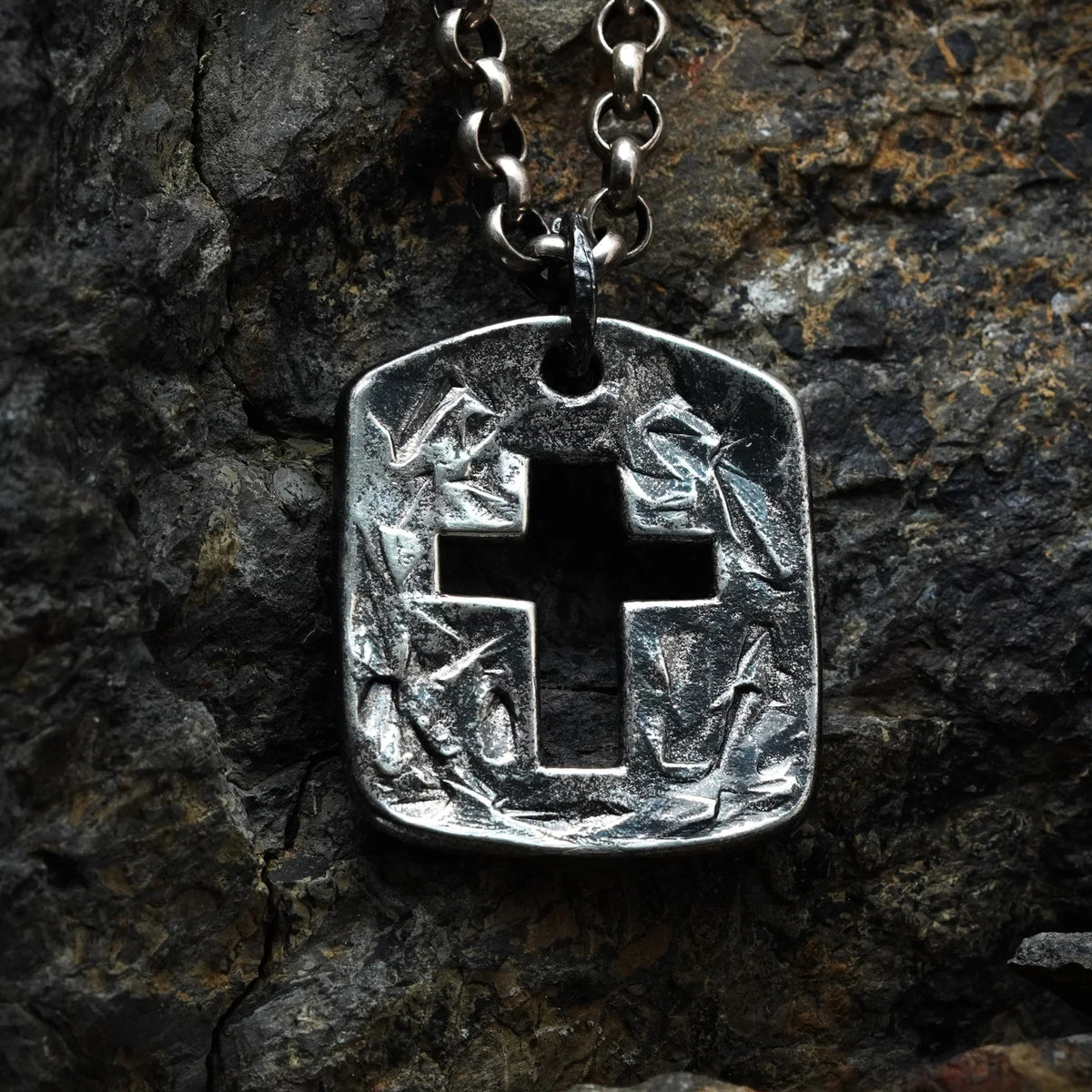Pandantiv cruce mare masivă pentru bărbați din argint 925 oxidat, suprafață texturată, stil vintage handmade, Art Diva