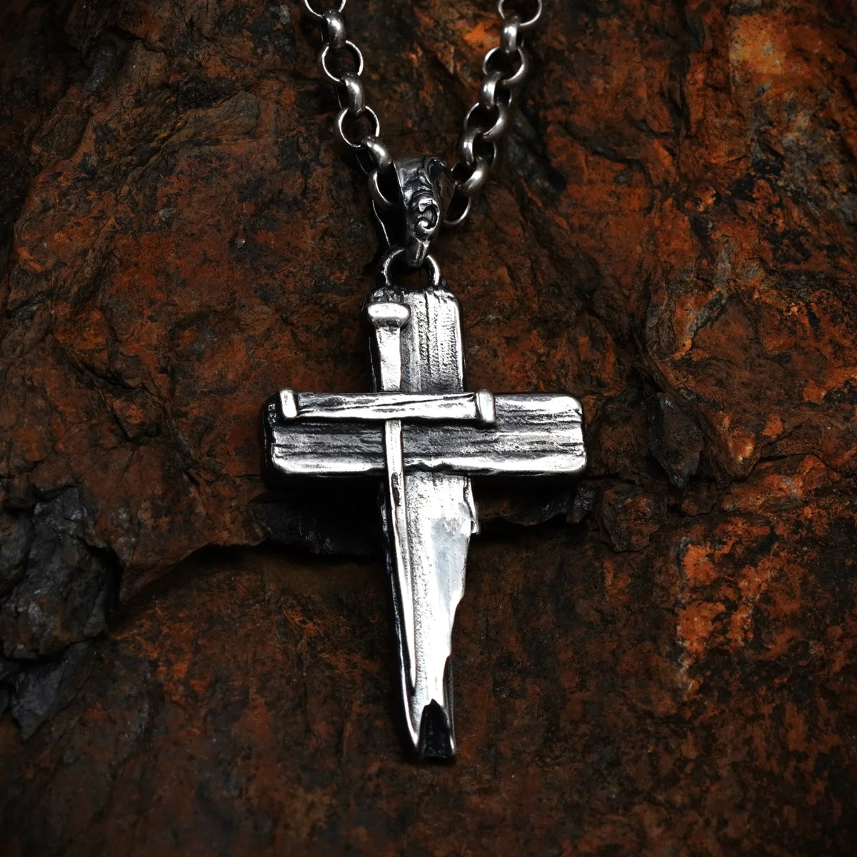 Pandantiv cruce masivă pentru bărbați din argint 925 oxidat mat – simbol al credinței, handmade, Art Diva