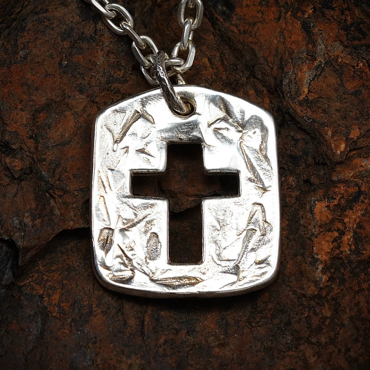 Pandantiv masiv cruce pentru bărbați din argint 925 cu cruce decupată – lustruit manual, bijuterie în stil boho și rustic | Art Diva