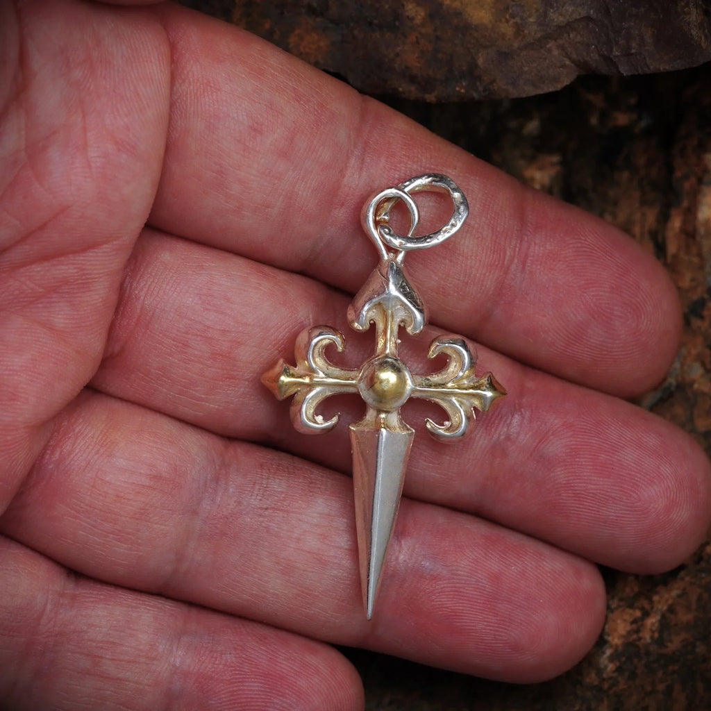 Pandantiv „Cruce Ornamentală” din argint 925 – simbol realizat manual al forței spirituale și al protecției, bijuterie sculpturală în stil boho și rustic | Art Diva