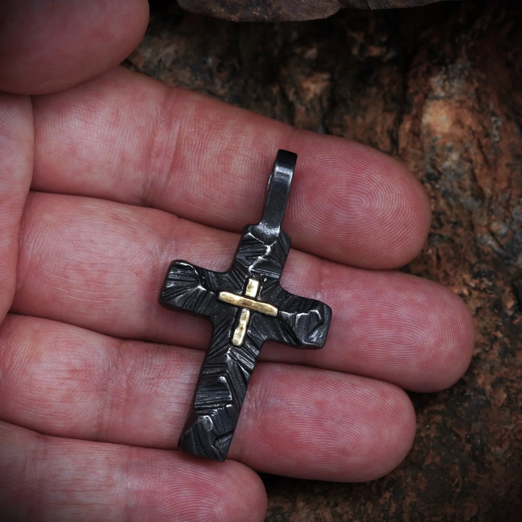 Pandantiv Cruce cu relief din argint și accent auriu – simbol realizat manual al credinței și al forței spirituale | Art Diva