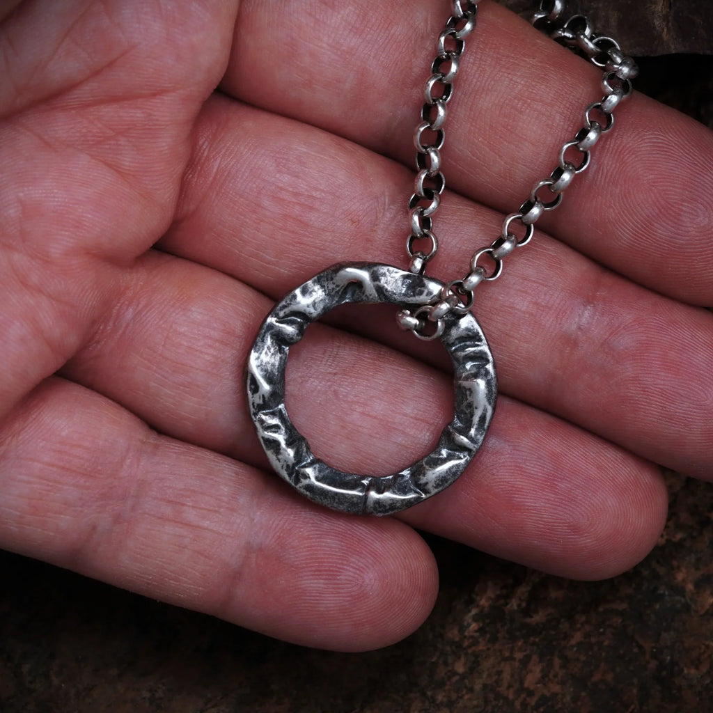 Pandantiv „Cerc” pentru bărbați din argint 925 – talisman realizat manual pentru forță și echilibru, bijuterie sculpturală boho și rustică | Art Diva