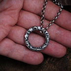 Pandantiv „Cerc” pentru bărbați din argint 925 – talisman realizat manual pentru forță și echilibru, bijuterie sculpturală boho și rustică | Art Diva