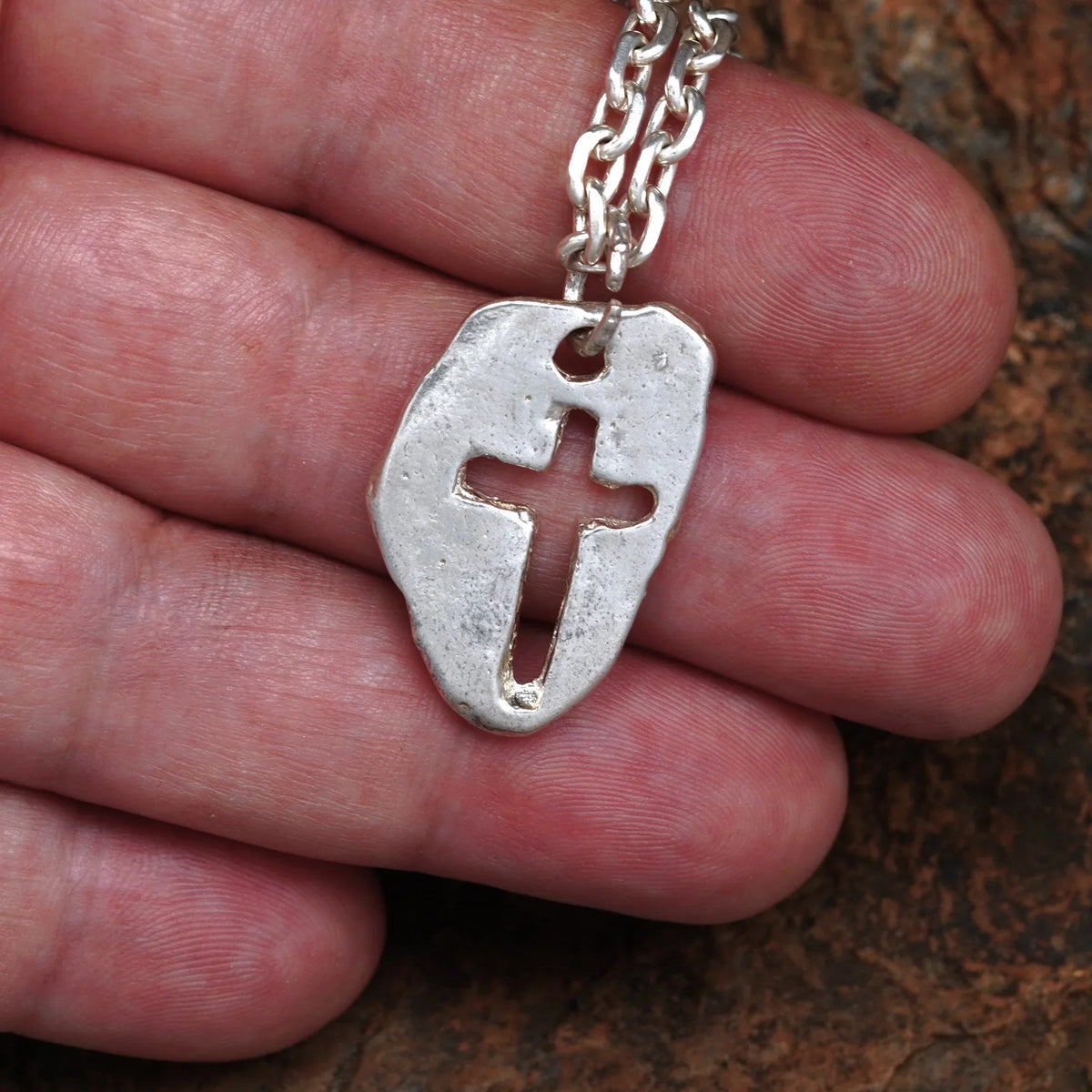 Pandantiv „Cruce masivă” pentru bărbați din argint 925, lustruit manual – talisman pentru forță, reziliență și protecție, bijuterie sculpturală în stil boho și rustic | Art Diva