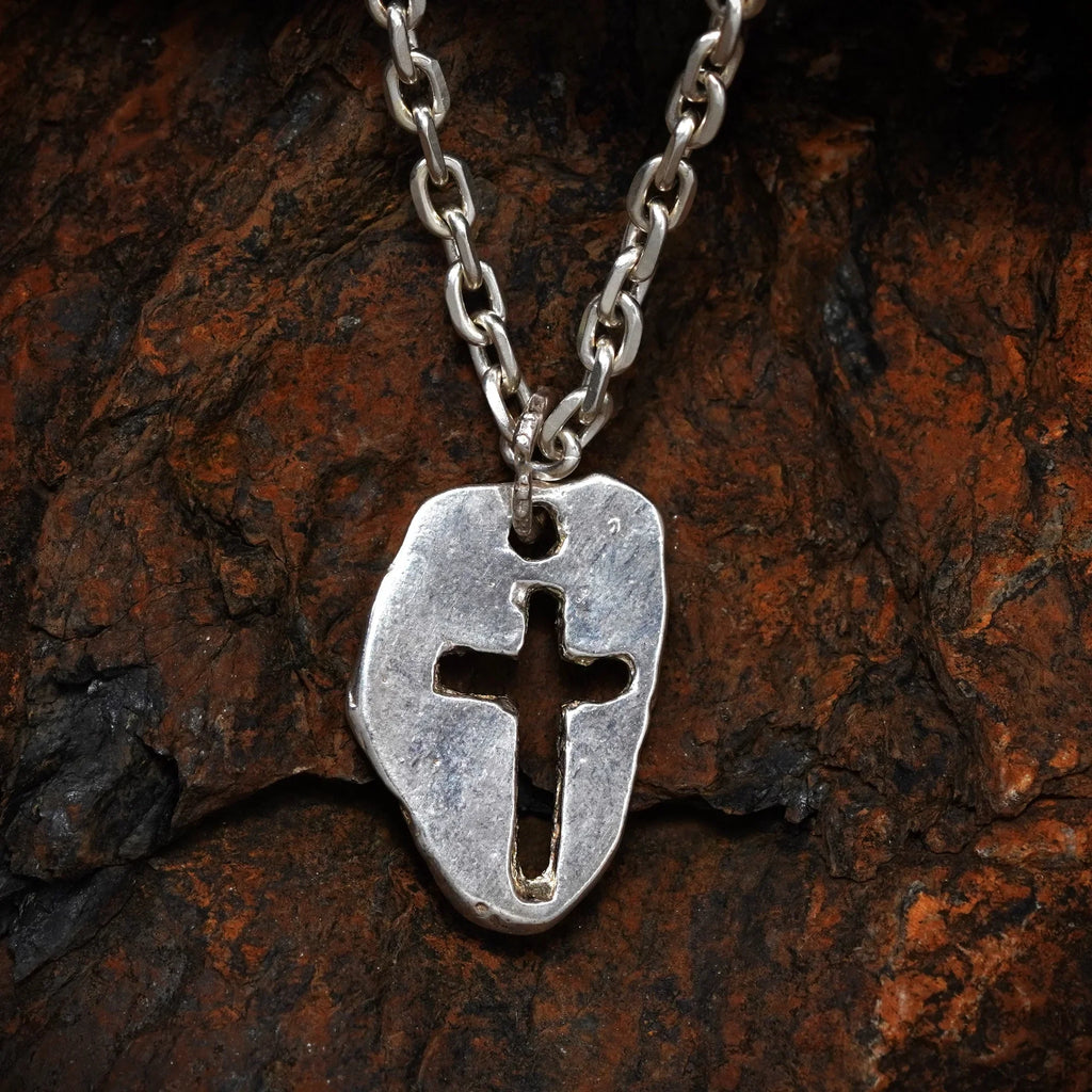 Pandantiv „Cruce masivă” pentru bărbați din argint 925, lustruit manual – talisman pentru forță, reziliență și protecție, bijuterie sculpturală în stil boho și rustic | Art Diva