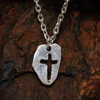 Pandantiv „Cruce masivă” pentru bărbați din argint 925, lustruit manual – talisman pentru forță, reziliență și protecție, bijuterie sculpturală în stil boho și rustic | Art Diva