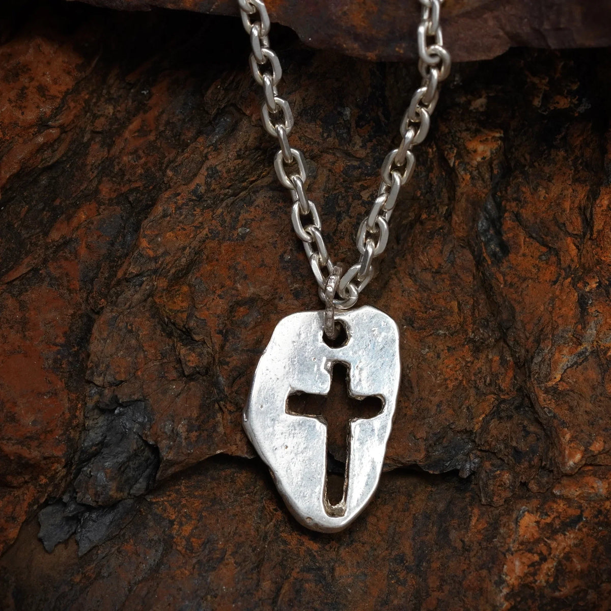 Pandantiv cruce masivă pentru bărbați din argint 925 lustruit manual – talisman pentru forță, handmade, Art Diva
