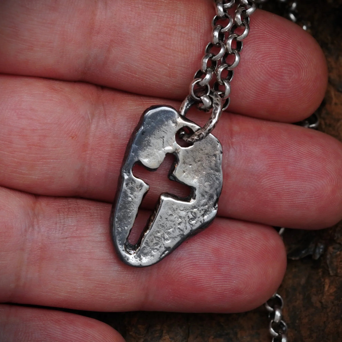 Pandantiv „Cruce masivă” oxidat pentru bărbați din argint 925 – talisman pentru forță și protecție spirituală, bijuterie în stil boho și rustic | Art Diva