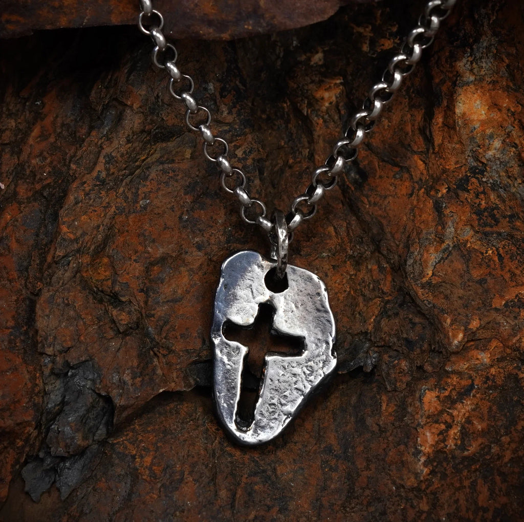 Pandantiv „Cruce masivă” oxidat pentru bărbați din argint 925 – talisman pentru forță și protecție spirituală, bijuterie în stil boho și rustic | Art Diva