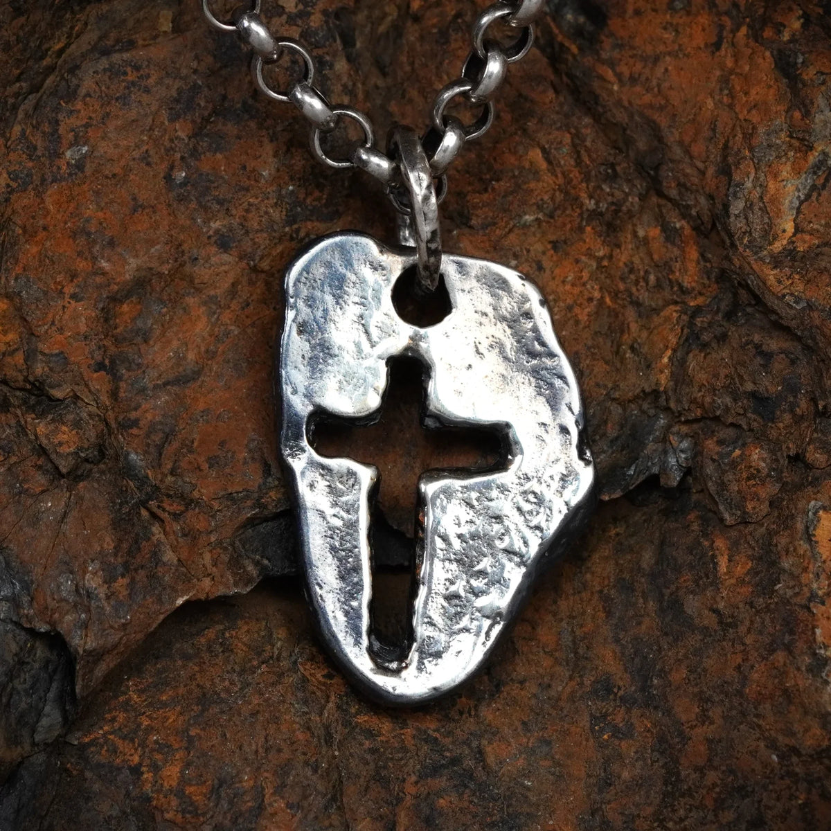 Pandantiv cruce masivă pentru bărbați din argint 925 oxidat – talisman pentru forță și protecție, handmade, Art Diva