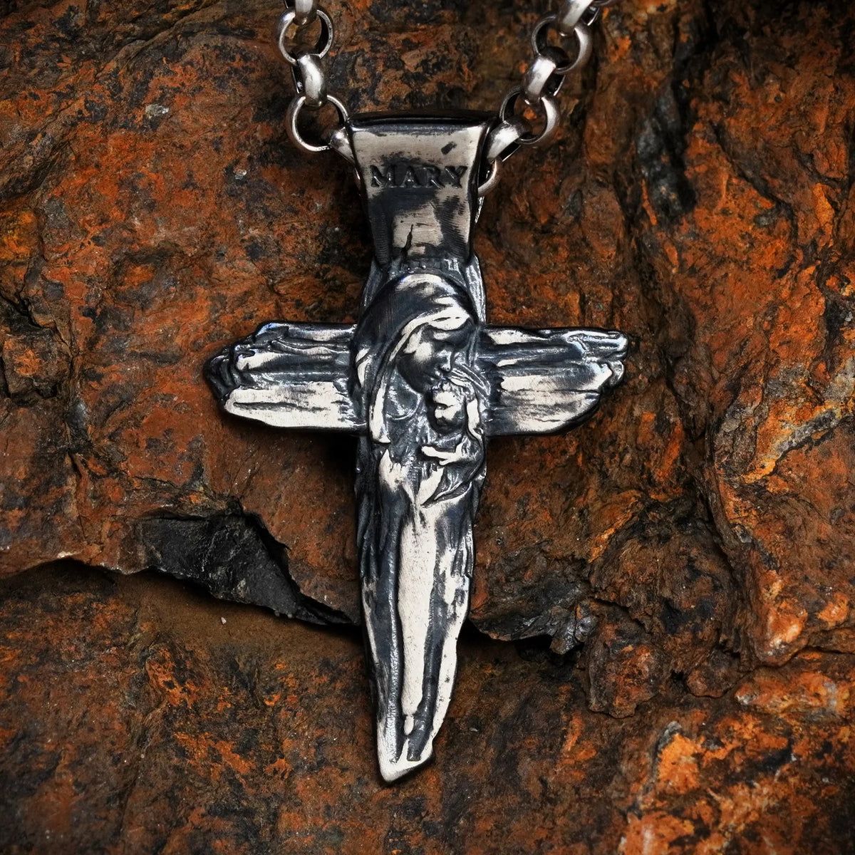 Pandantiv cruce cu Fecioara Maria și Pruncul Isus din argint 925 – simbol creștin al credinței, handmade, Art Diva