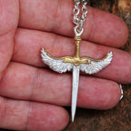 Pandantiv „Sabie cu Aripi de Înger” pentru bărbați din argint 925 cu accente aurii – talisman realizat manual pentru forță și protecție, bijuterie sculpturală în stil boho | Art Diva