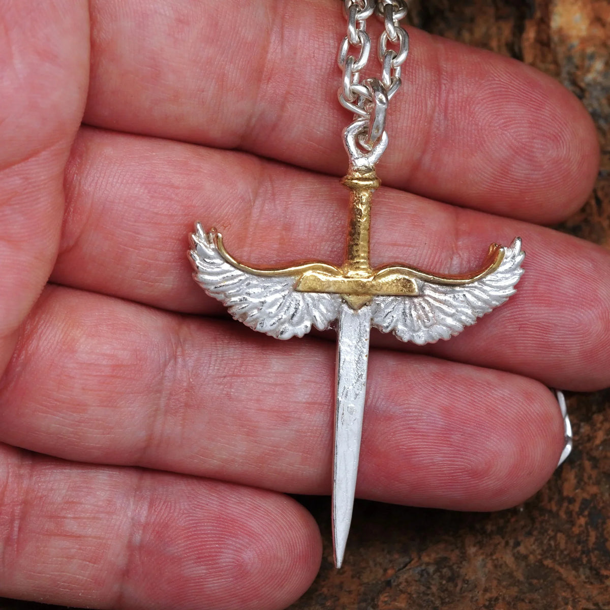 Pandantiv „Sabie cu Aripi de Înger” pentru bărbați din argint 925 cu accente aurii – talisman realizat manual pentru forță și protecție, bijuterie sculpturală în stil boho | Art Diva