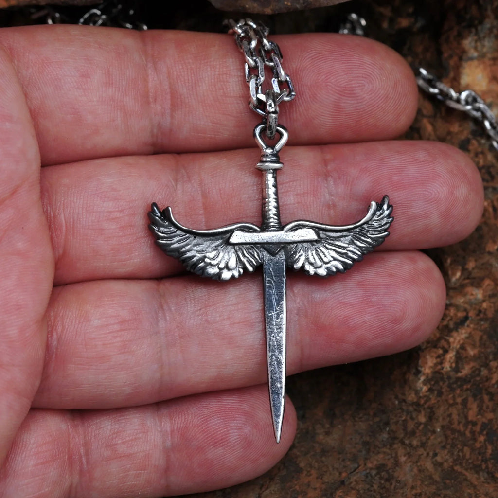 Pandantiv „Sabie cu Aripi de Înger” pentru bărbați din argint 925 – talisman realizat manual pentru forță și protecție, bijuterie sculpturală boho și rustică | Art Diva