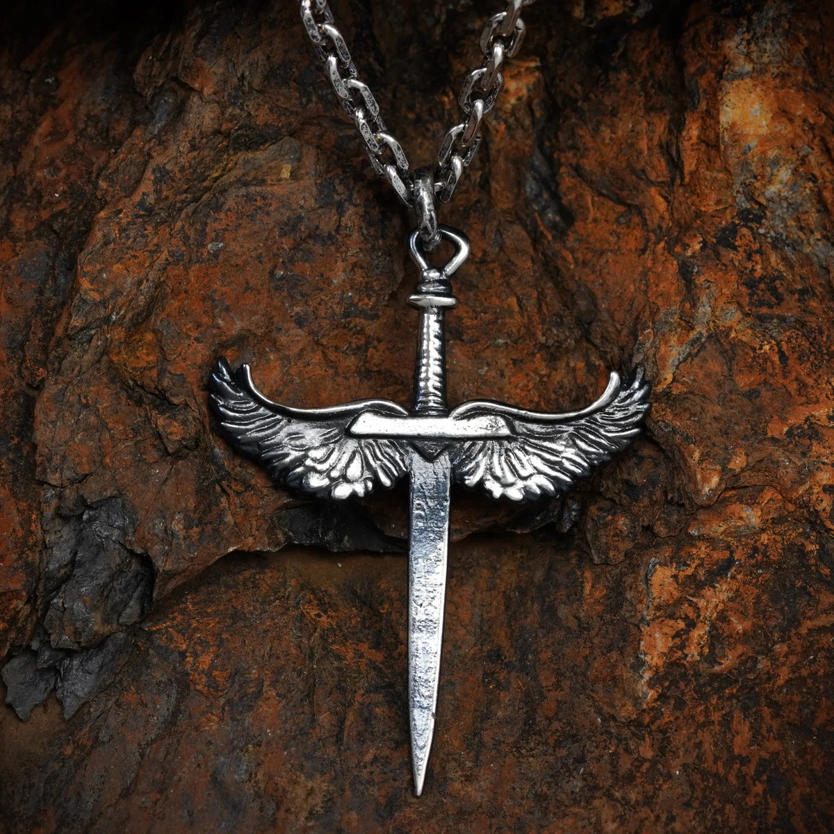 Pandantiv „Sabie cu Aripi de Înger” pentru bărbați din argint 925 – talisman realizat manual pentru forță și protecție, bijuterie sculpturală boho și rustică | Art Diva