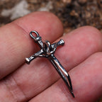 Pandantiv cruce „Credință Făurită” pentru femei din argint 925 – talisman oxidat pentru forță și credință | Art Diva