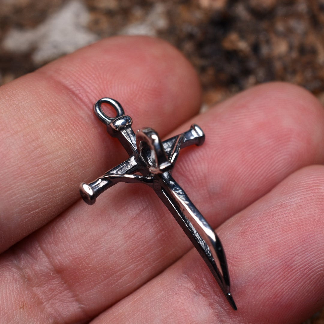 Pandantiv cruce „Credință Făurită” pentru femei din argint 925 – talisman oxidat pentru forță și credință | Art Diva