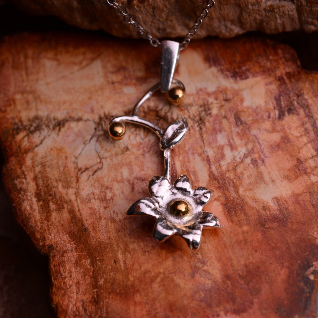 Pandantiv „Floare Delicată” din argint 925 cu accent auriu – talisman pentru nou început și gingășie, bijuterie sculpturală realizată manual în stil boho-rustic | Art Diva