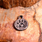 Pandantiv „Lăbuță cu inimă” din argint 925 – talisman realizat manual pentru dragostea de animale, în stil boho-rustic | Art Diva