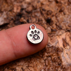 Pandantiv „Lăbuță cu inimă” din argint 925 – talisman realizat manual pentru dragostea de animale, în stil boho-rustic | Art Diva