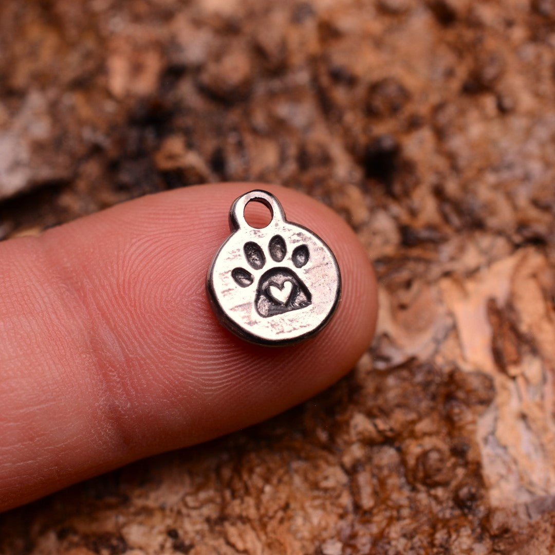 Pandantiv „Lăbuță cu inimă” din argint 925 – talisman realizat manual pentru dragostea de animale, în stil boho-rustic | Art Diva