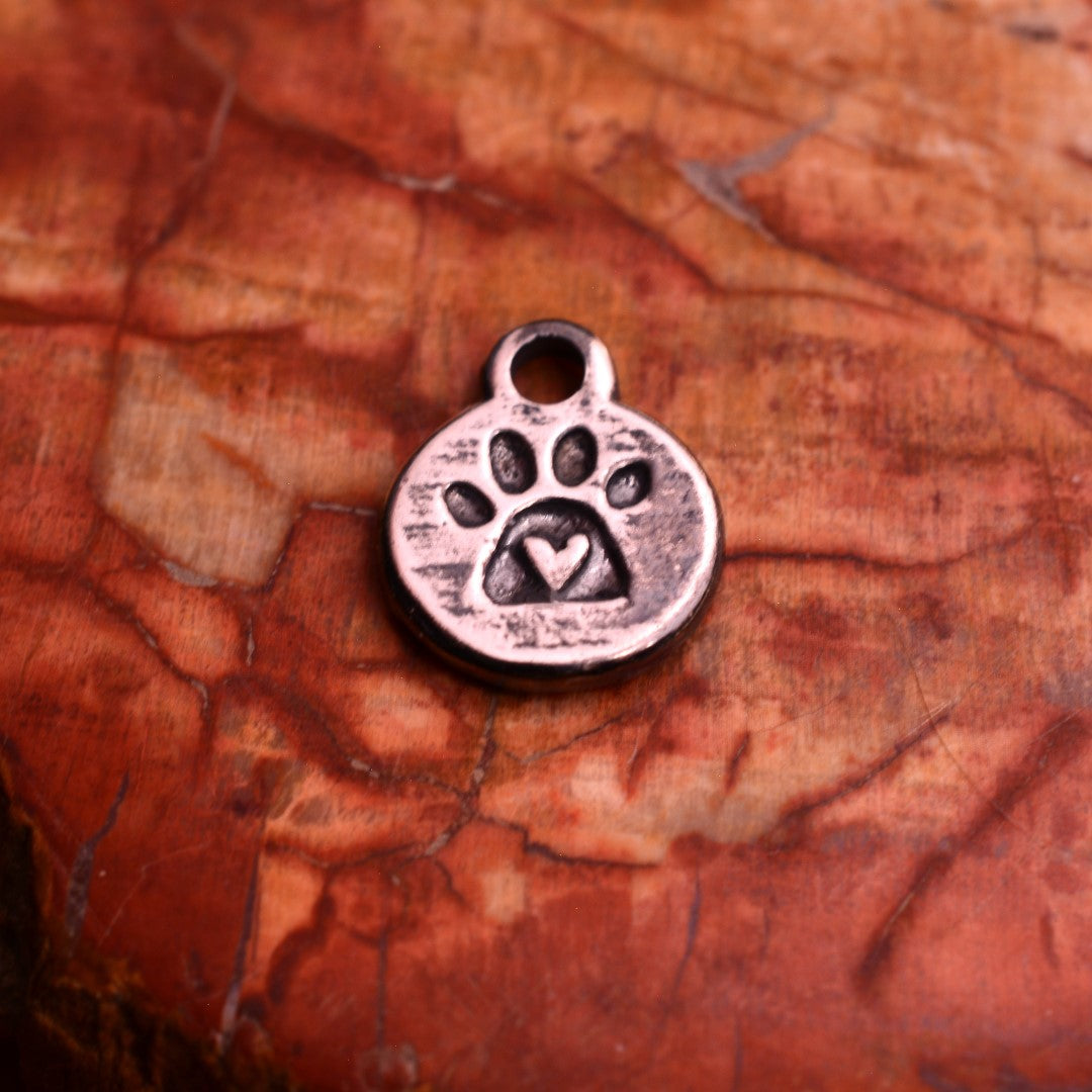 Pandantiv lăbuță cu inimă din argint 925 – talisman handmade boho-rustic pentru iubitorii de animale, Art Diva