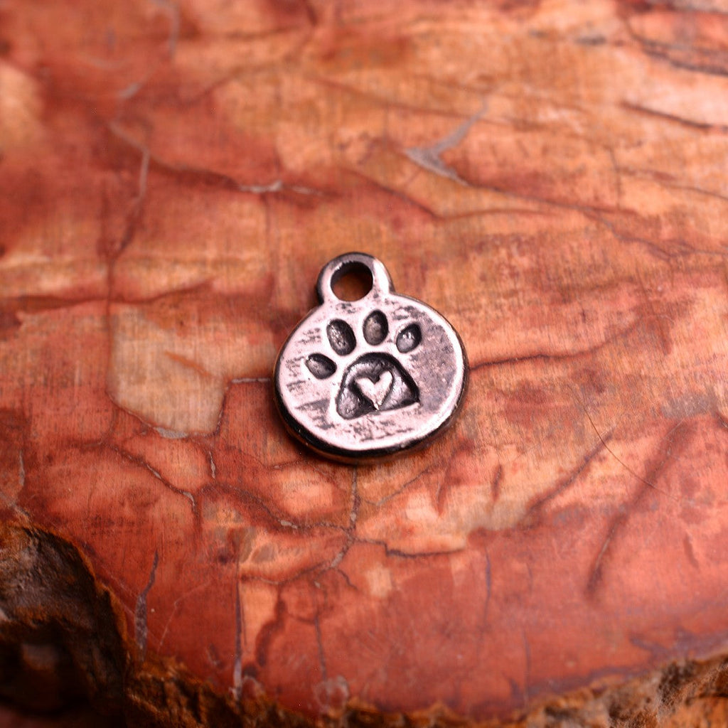Pandantiv „Lăbuță cu inimă” din argint 925 – talisman realizat manual pentru dragostea de animale, în stil boho-rustic | Art Diva