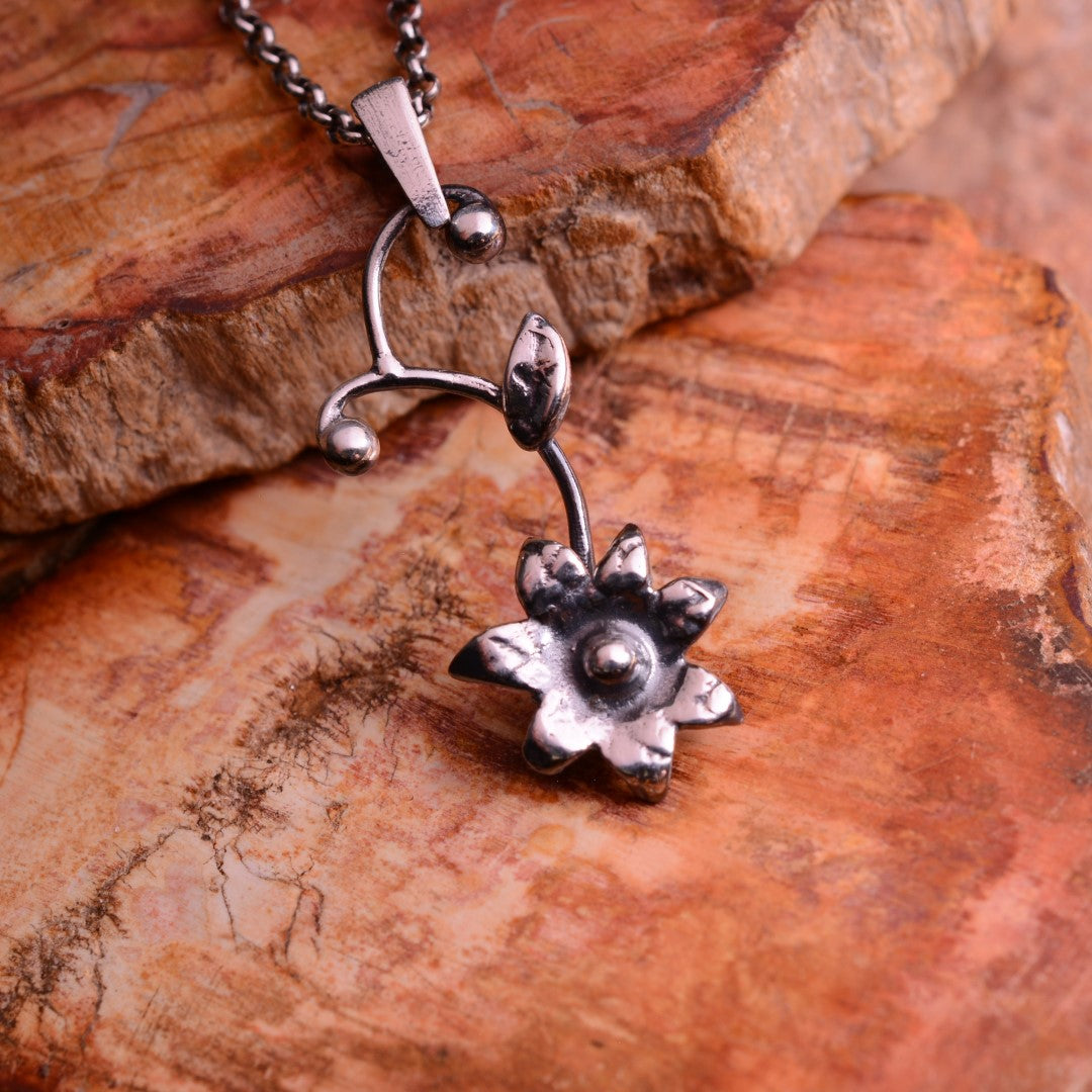 Pandantiv floare sălbatică din argint 925 parțial oxidat – talisman al forței interioare, stil boho-rustic, Art Diva