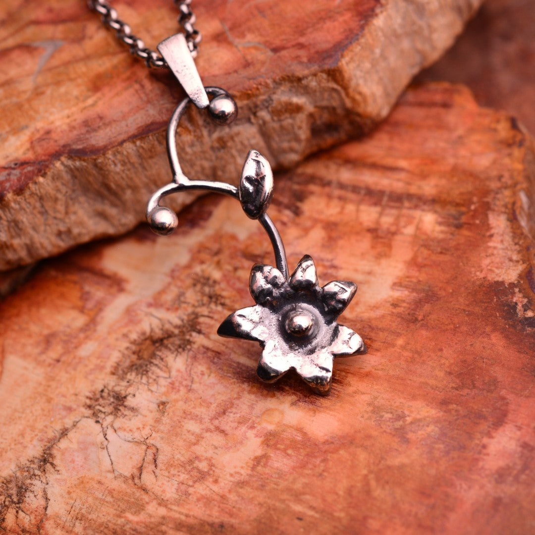 Pandantiv „Floare Sălbatică” din argint 925 – talisman pentru forță interioară și nou început, bijuterie sculpturală în stil boho-rustic | Art Diva