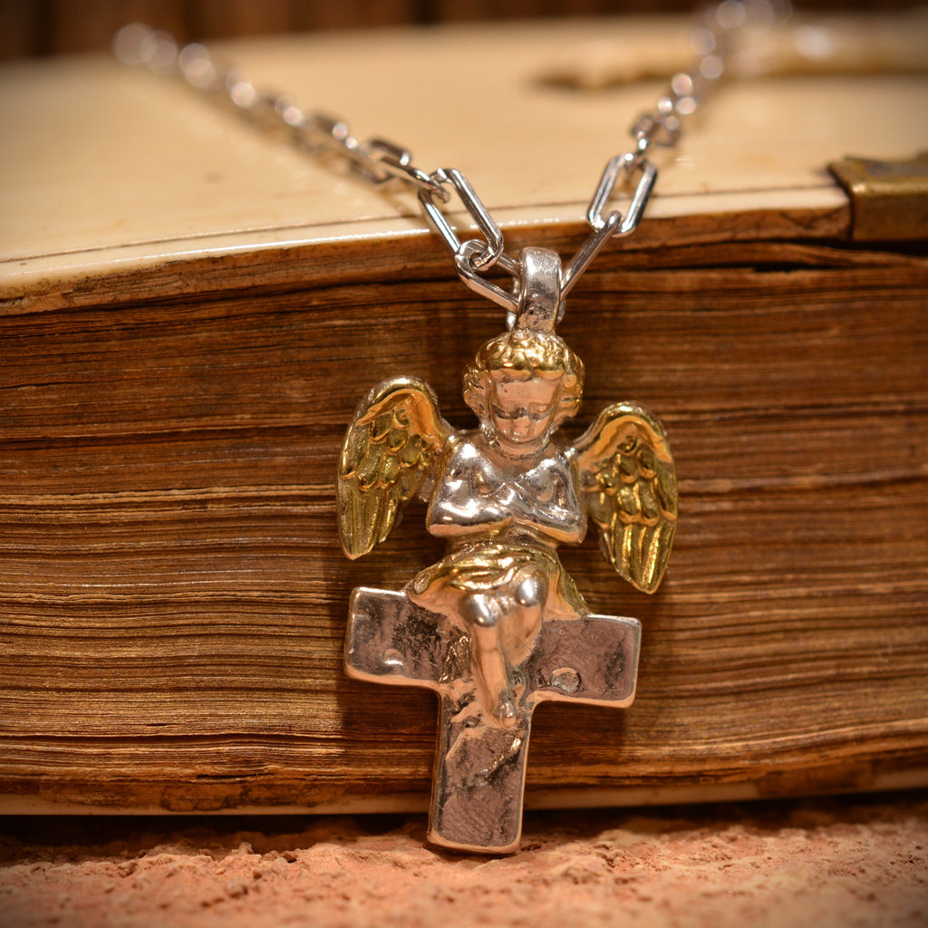 Pandantiv „Înger pe Cruce” pentru femei din argint 925 – talisman handmade pentru protecție și lumină, bijuterie sculpturală în stil boho și rustic | Art Diva
