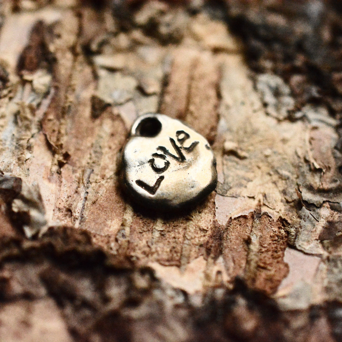 Pandantiv „Inimă cu LOVE” din argint 925 – talisman față-verso pentru iubire și apropiere emoțională, în stil boho și rustic | Art Diva