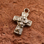 Pandantiv „Cruce cu flori” pentru femei din argint 925, realizat manual – simbol al credinței, al iubirii și al noului început, bijuterie sculpturală în stil boho și rustic | Art Diva
