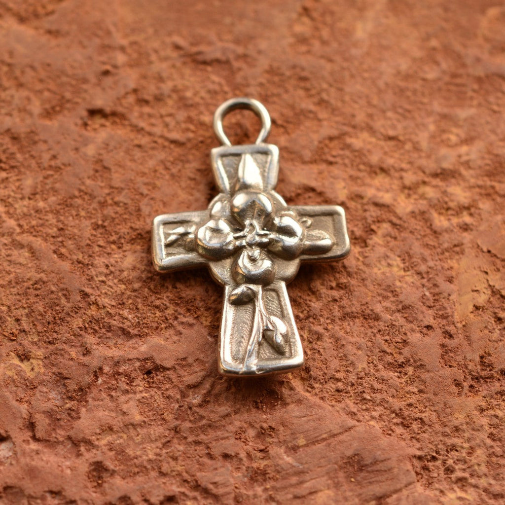 Pandantiv „Cruce cu flori” pentru femei din argint 925, realizat manual – simbol al credinței, al iubirii și al noului început, bijuterie sculpturală în stil boho și rustic | Art Diva