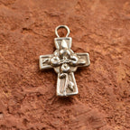 Pandantiv „Cruce cu flori” pentru femei din argint 925, realizat manual – simbol al credinței, al iubirii și al noului început, bijuterie sculpturală în stil boho și rustic | Art Diva