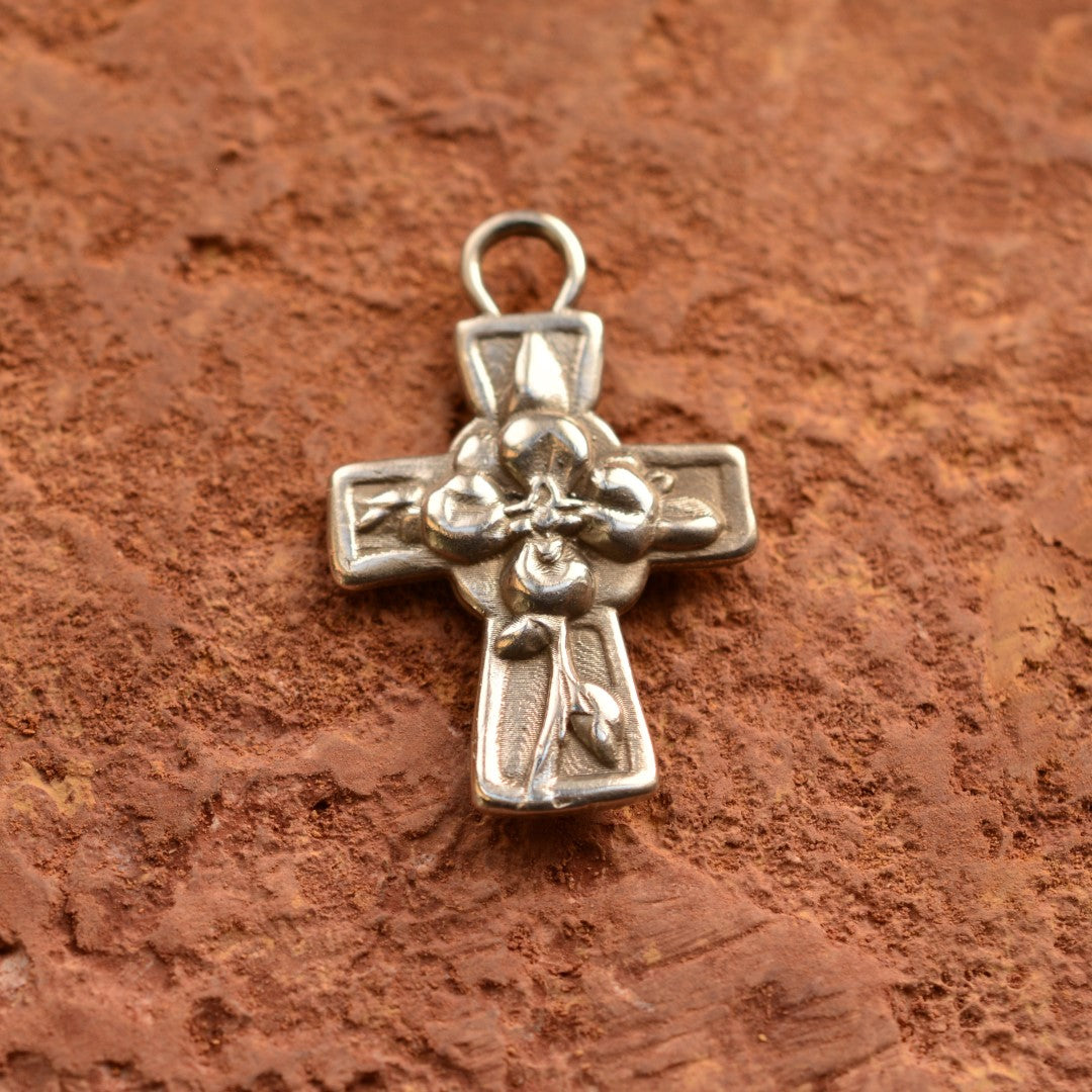 Pandantiv „Cruce cu flori” pentru femei din argint 925, realizat manual – simbol al credinței, al iubirii și al noului început, bijuterie sculpturală în stil boho și rustic | Art Diva