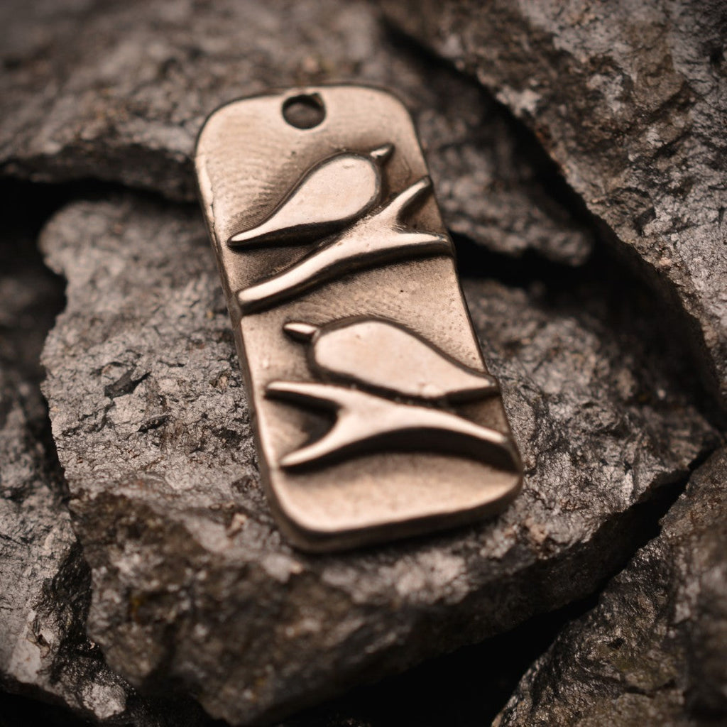 Pandantiv „Pereche de păsări” din argint 925 – talisman pentru iubire, tandrețe și armonie, bijuterie sculpturală oxidată în stil boho și rustic | Art Diva