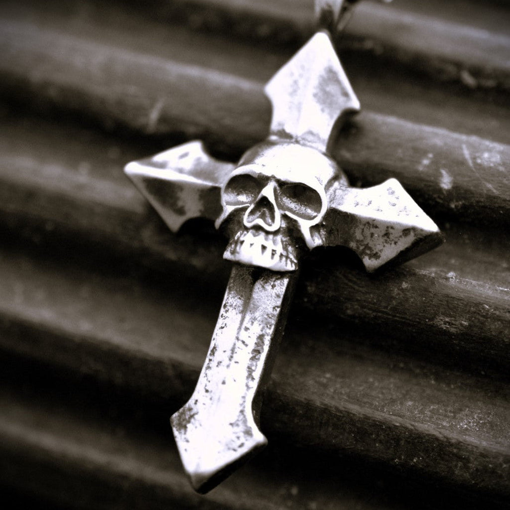 Pandantiv cruce „Memento Mori” pentru bărbați din argint 925 – simbol al trecerii și al eternității | Art Diva