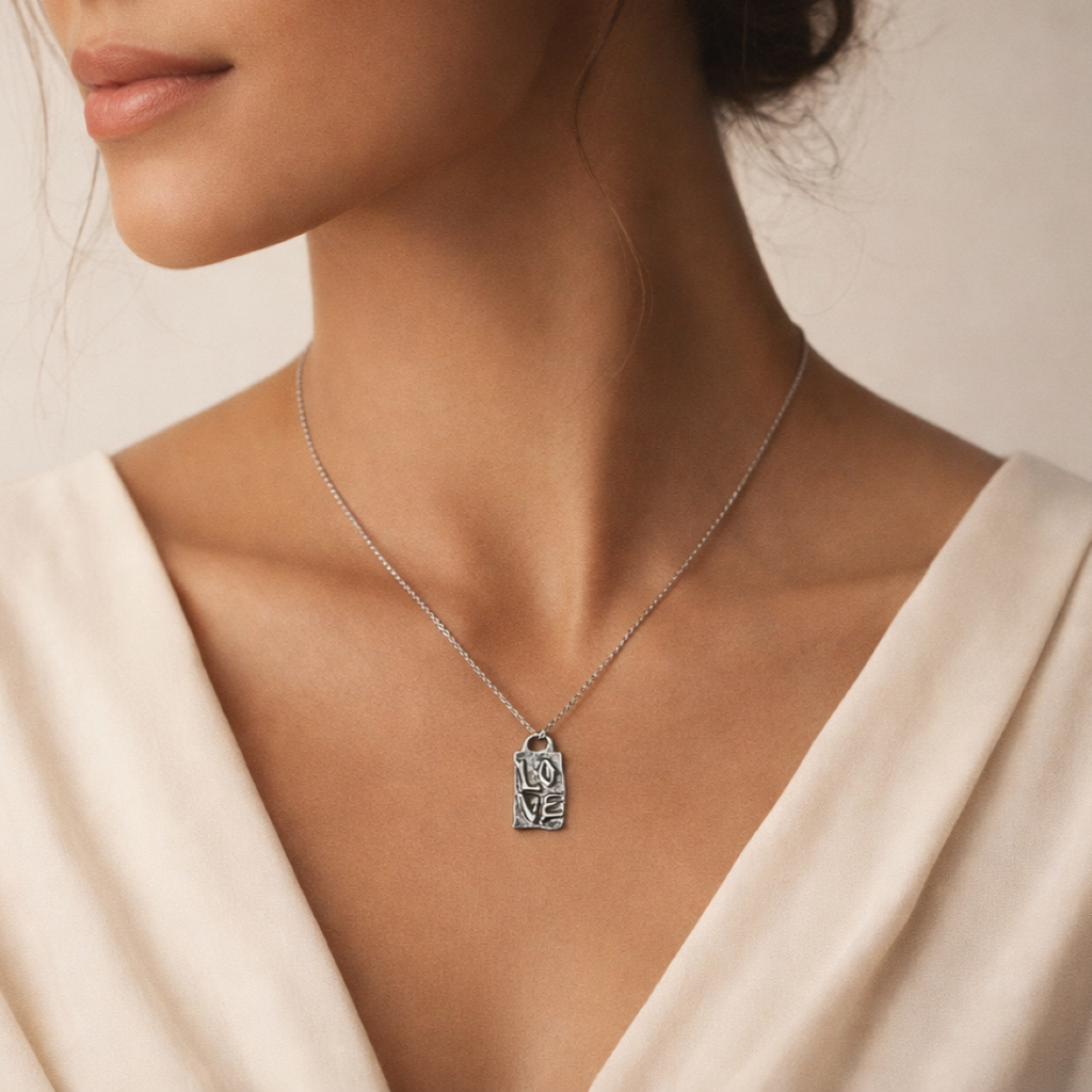 Pandantiv „LOVE” din argint 925 – talisman sculptural al iubirii, bijuterie simbolică realizată manual în stil boho, cadou ideal pentru mamă, fiică sau prietenă | Art Diva