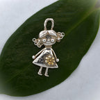 Pandantiv fetiță cu floare din argint 925 cu accente aurii – talisman handmade pentru mamă și fiică, Art Diva