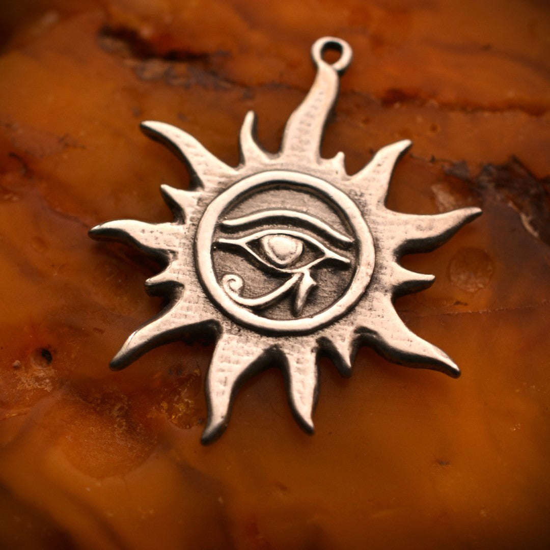Pandantiv „Ochiul lui Ra – Talisman solar” din argint 925 – bijuterie sculpturală oxidată în stil boho-rustic | Art Diva