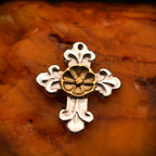 Pandantiv cruce ornamentată cu floare din argint 925 și accente aurii – simbol al protecției, handmade, Art Diva
