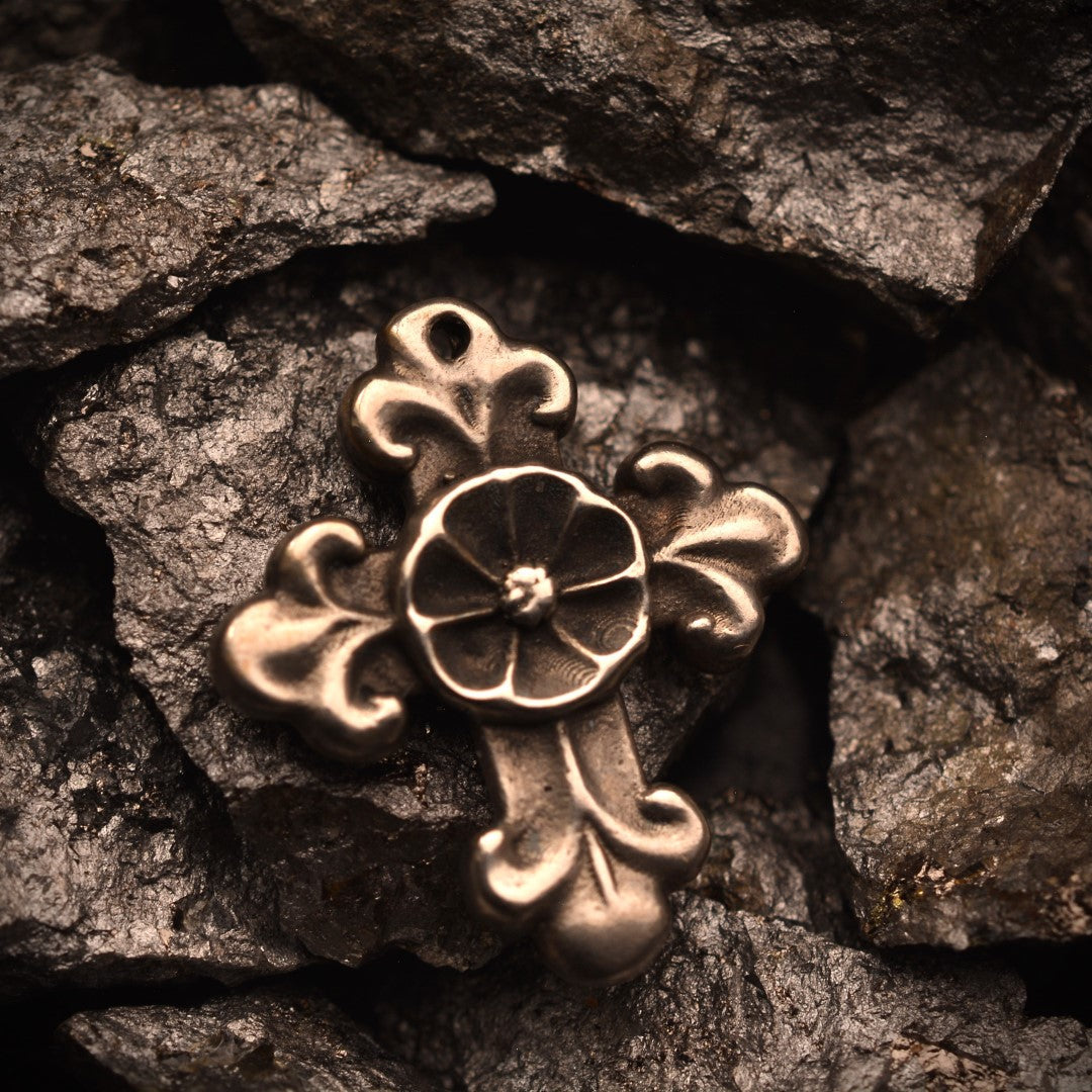 Pandantiv cruce ornamentată cu floare din argint 925 oxidat – talisman pentru protecție și armonie, handmade, Art Diva