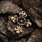 Pandantiv „Cruce ornamentată cu floare” oxidat din argint 925 – simbol al protecției, al armoniei și al păcii interioare, bijuterie sculpturală în stil boho și rustic | Art Diva