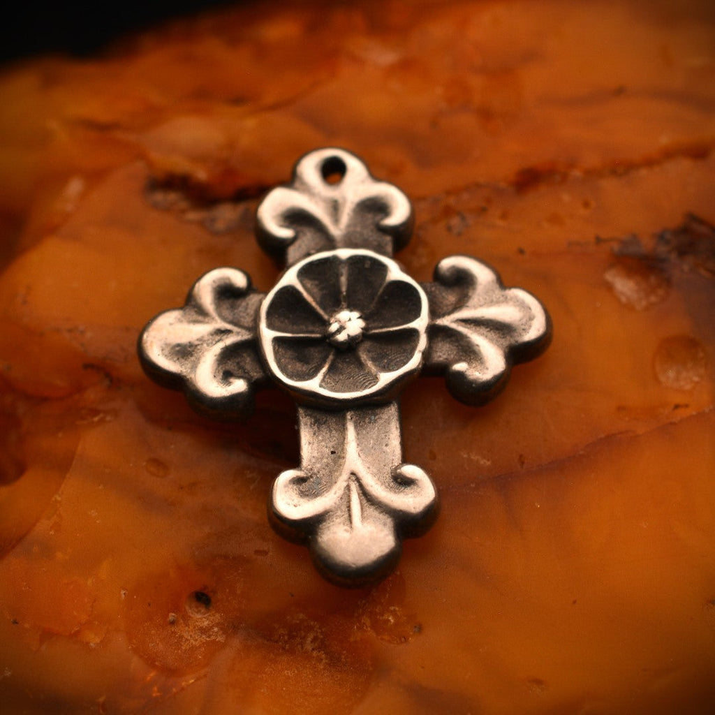 Pandantiv „Cruce ornamentată cu floare” oxidat din argint 925 – simbol al protecției, al armoniei și al păcii interioare, bijuterie sculpturală în stil boho și rustic | Art Diva