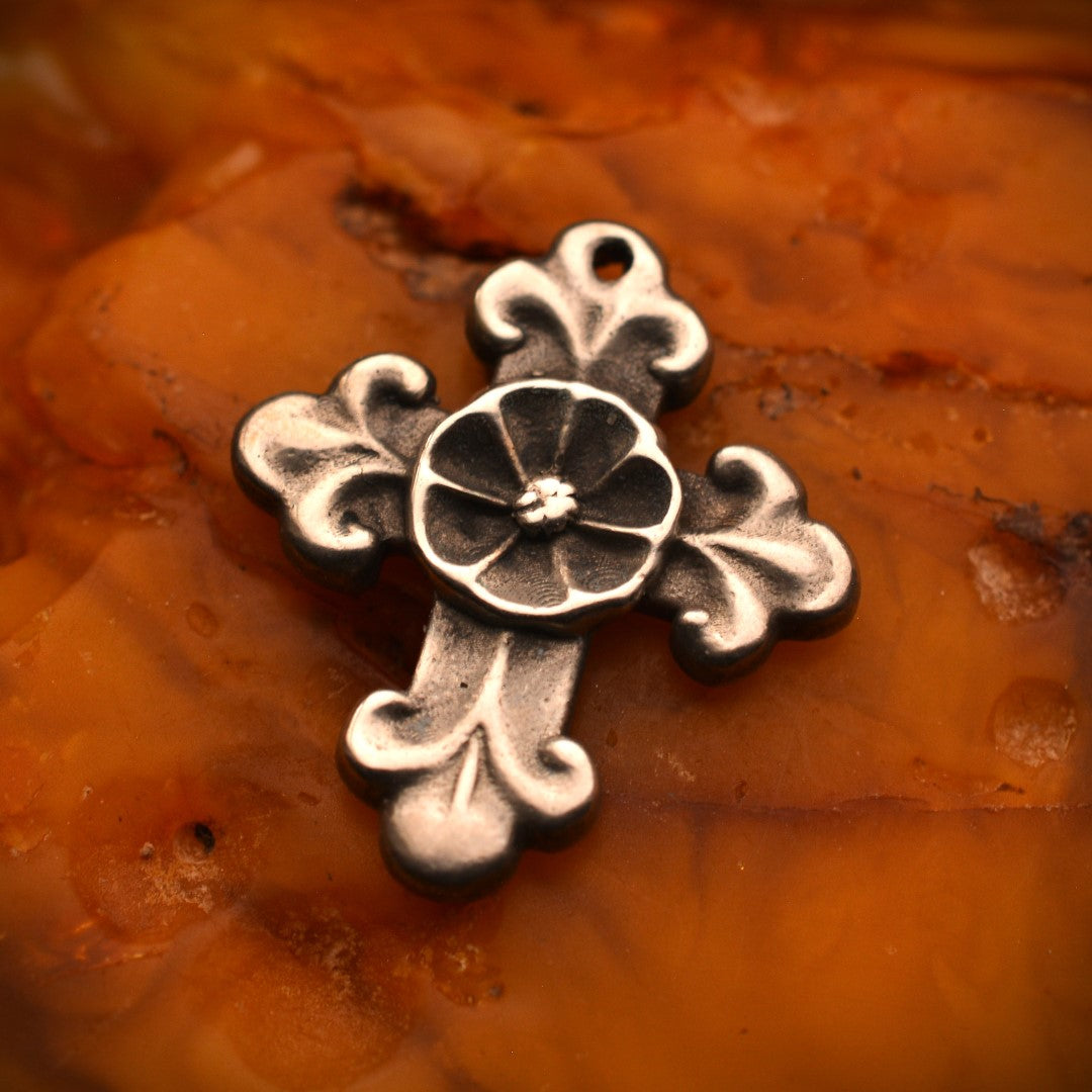 Pandantiv „Cruce ornamentată cu floare” oxidat din argint 925 – simbol al protecției, al armoniei și al păcii interioare, bijuterie sculpturală în stil boho și rustic | Art Diva