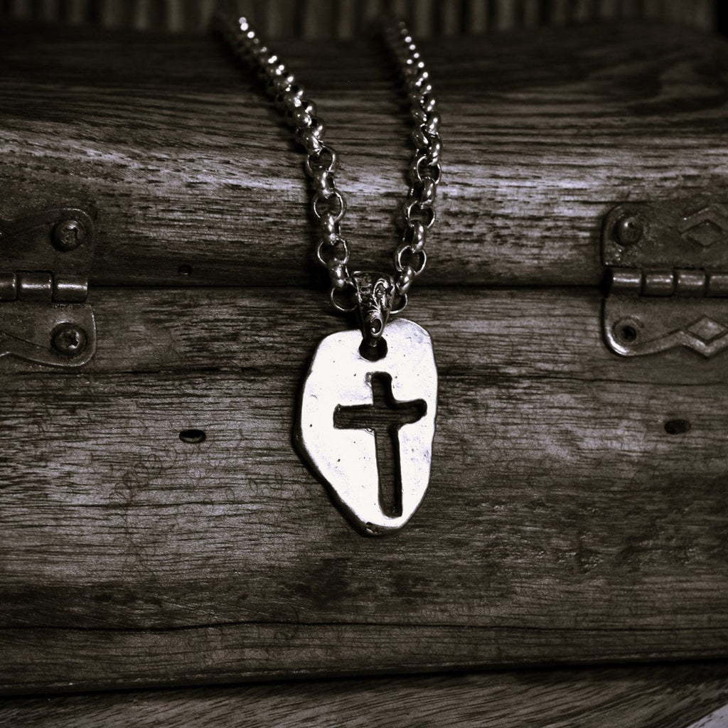 Pandantiv „Cruce masivă” oxidat pentru bărbați din argint 925 – talisman pentru forță și protecție spirituală, bijuterie în stil boho și rustic | Art Diva