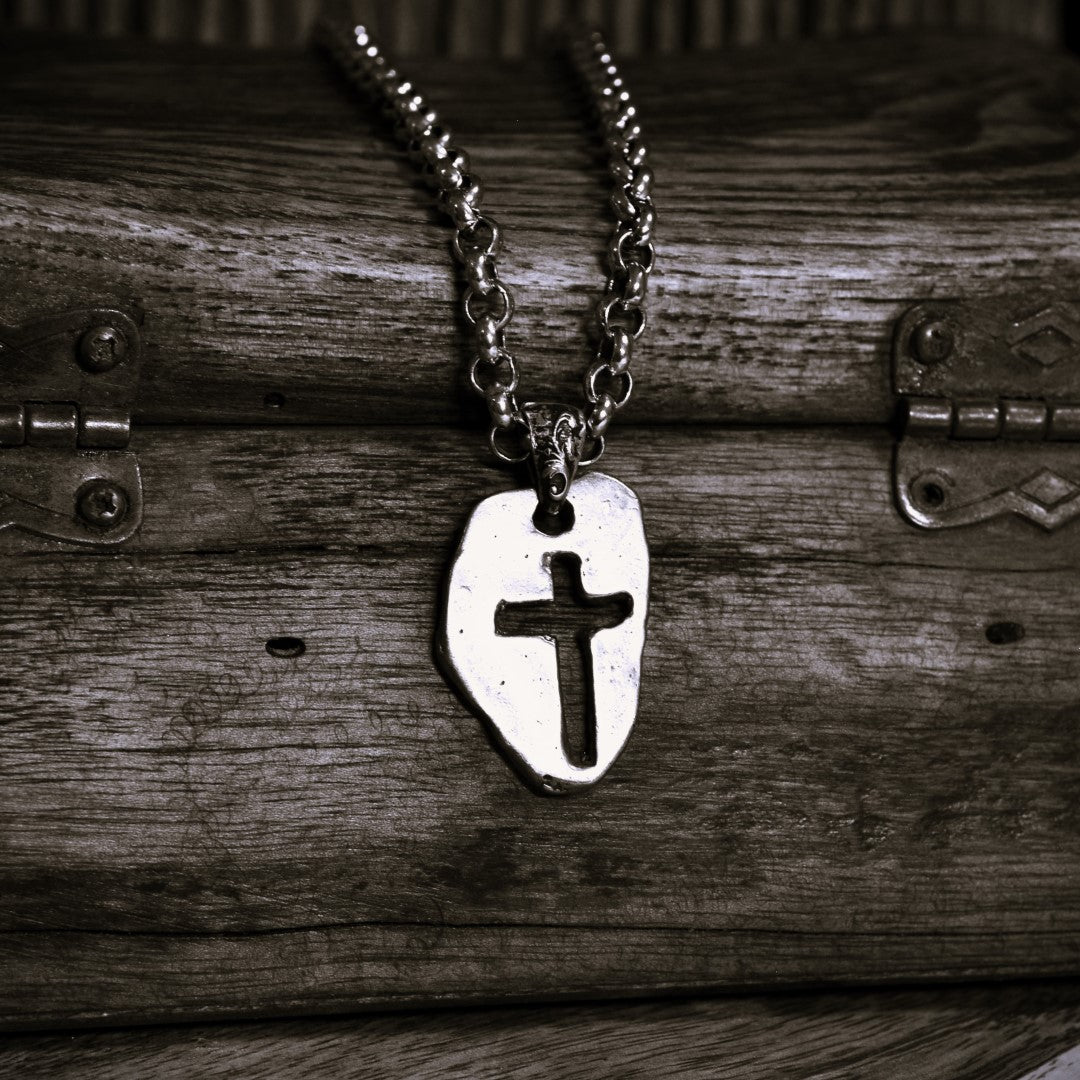 Pandantiv „Cruce masivă” oxidat pentru bărbați din argint 925 – talisman pentru forță și protecție spirituală, bijuterie în stil boho și rustic | Art Diva