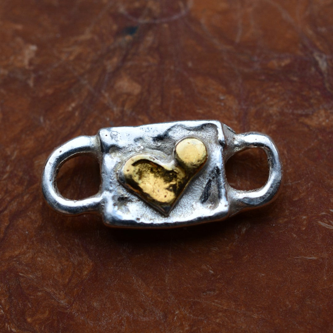 Element de legătură „Inimă” pentru brățări din argint 925 cu inimă placată cu aur – talisman al iubirii realizat manual, bijuterie sculpturală în stil boho și rustic, colecția „Strălucire” | Art Diva