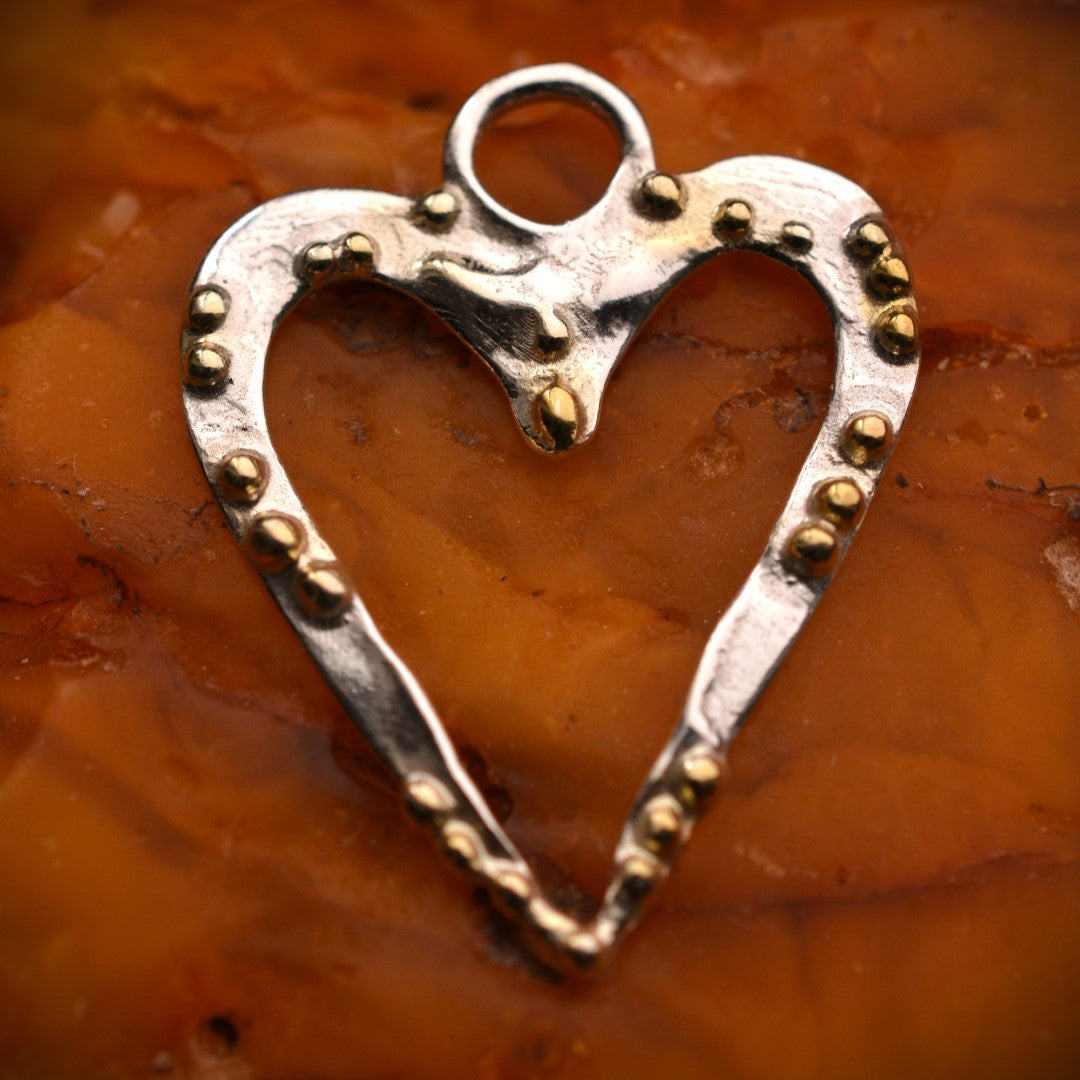 Pandantiv inimă din argint 925 cu accente aurii – talisman handmade pentru tandrețe și iubire, Art Diva