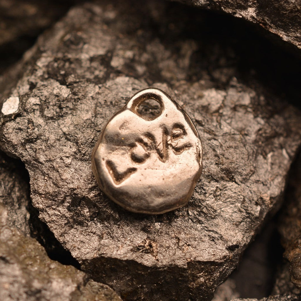 Pandantiv „Inimă aurie Love” din argint 925 cu accente aurii – amuletă handmade pentru iubire și lumină, bijuterie sculpturală în stil boho și rustic | Art Diva